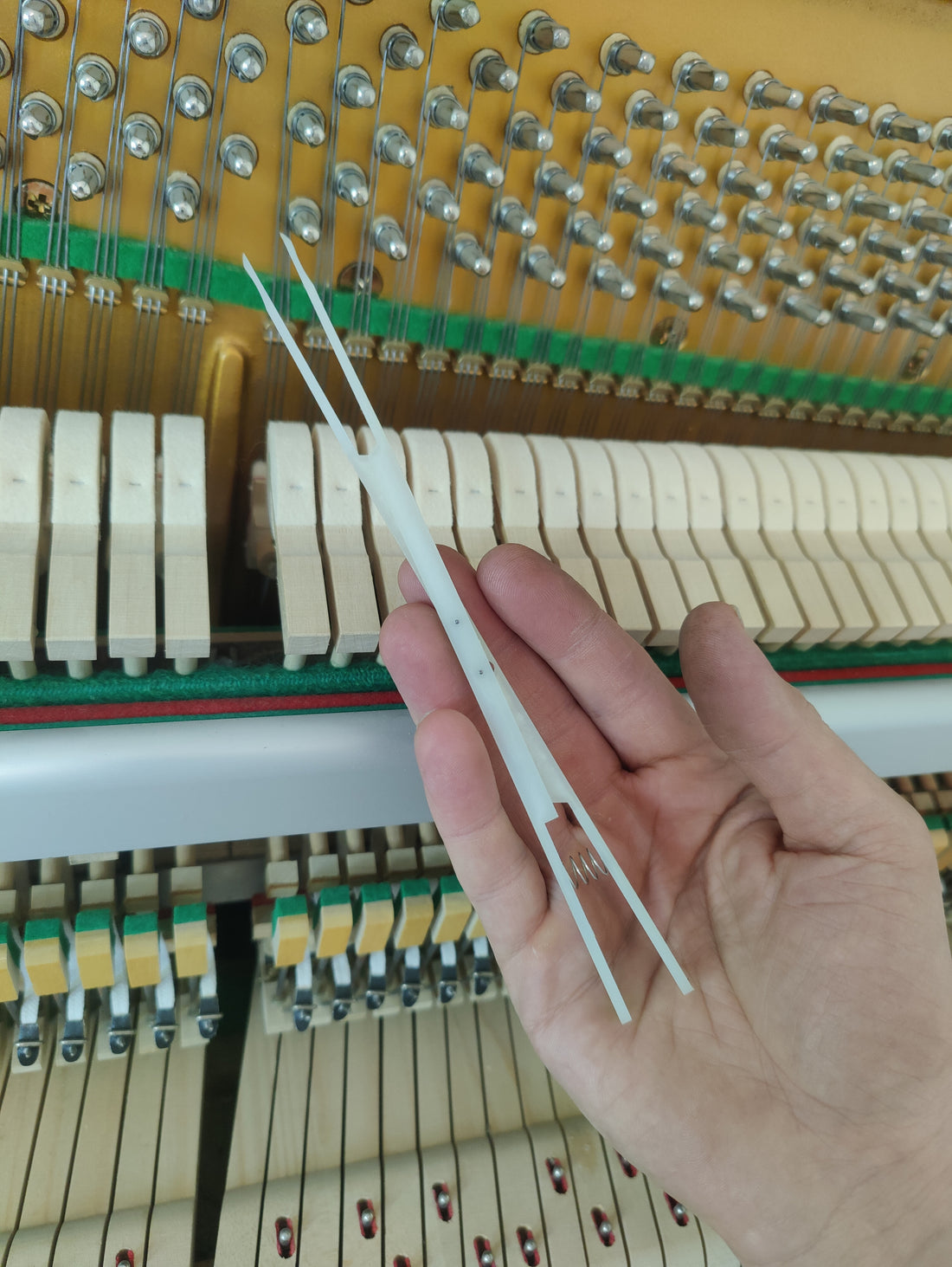 Stimmkeil mit Feder für Diskantsaiten