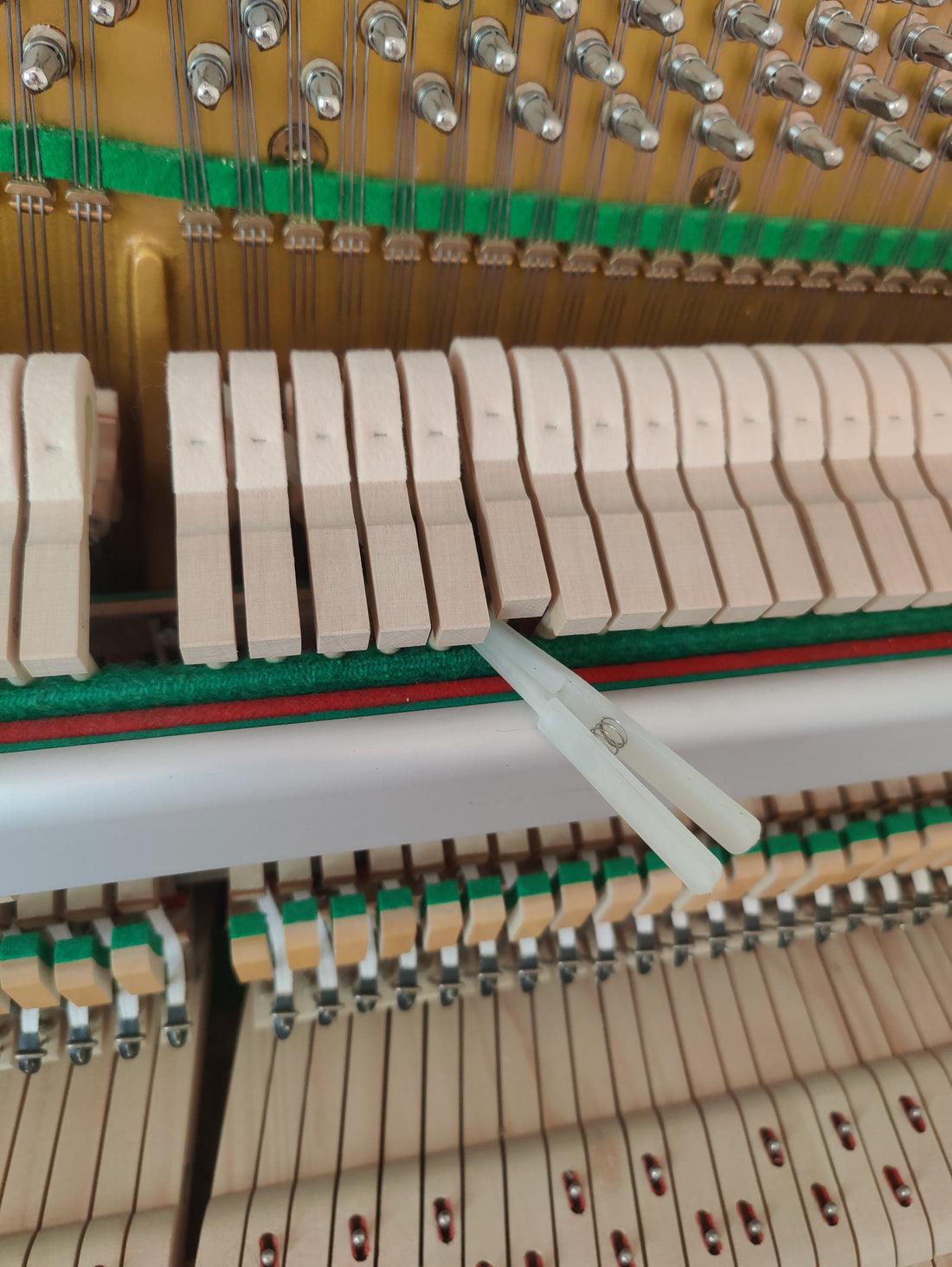 Stimmkeil mit Feder für Diskantsaiten
